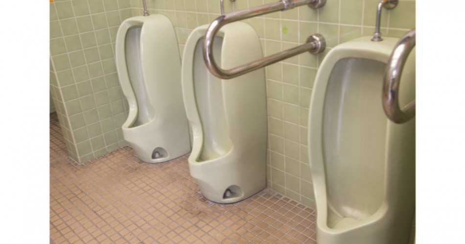 男子トイレの頑固な尿石