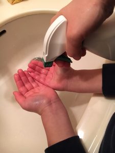 手洗い後の除菌の習慣づけに